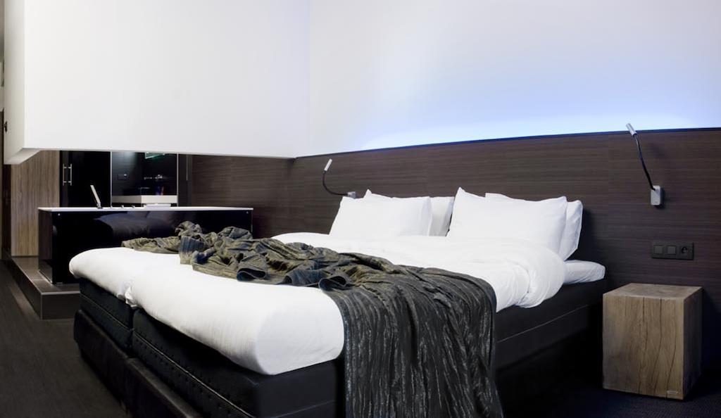 Carbon Hotel 4*
