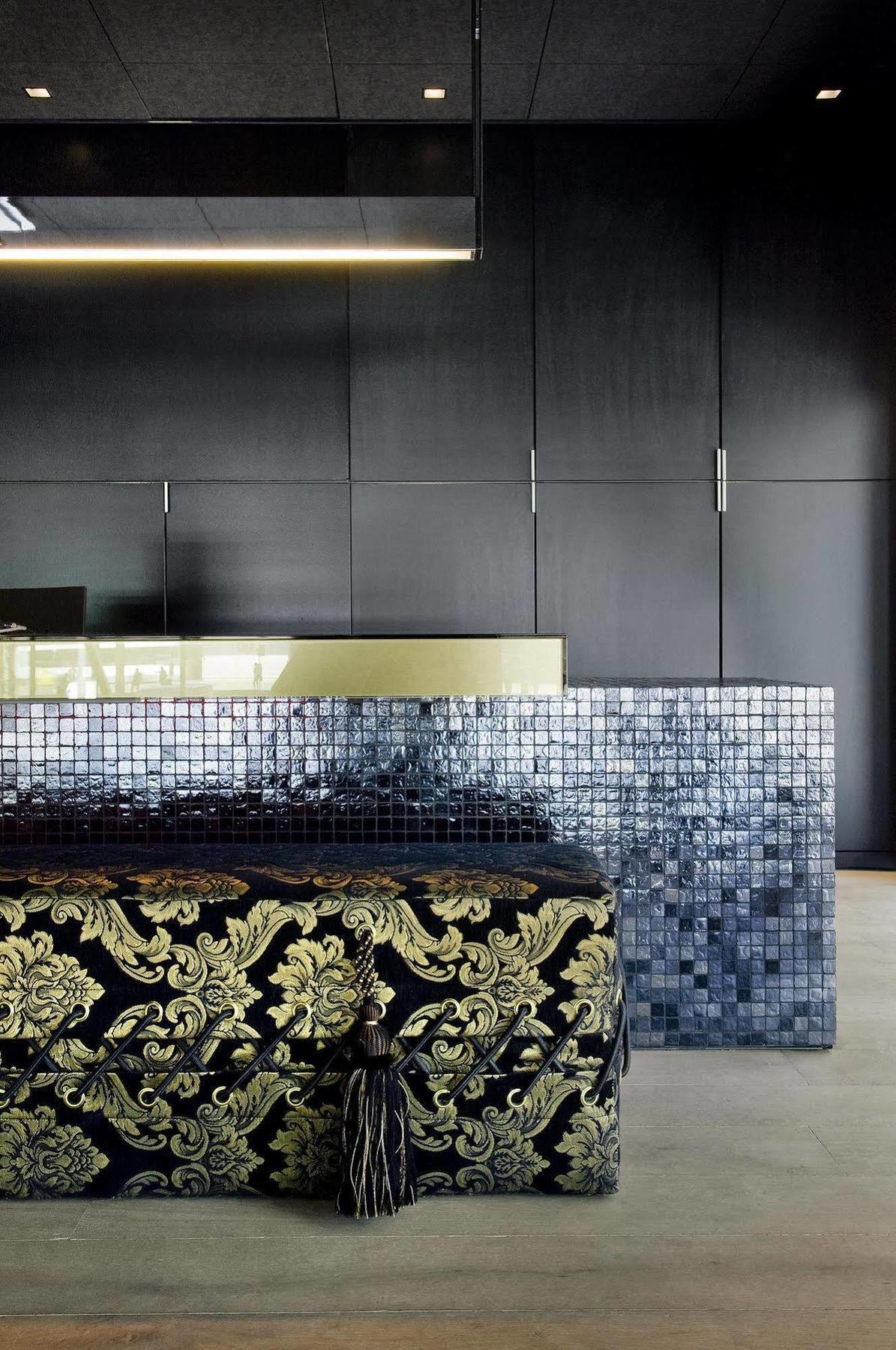 Hotel Carbon 4*